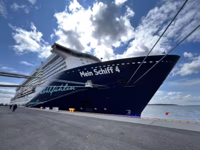 Mein Schiff 5 und Mein Schiff 4 stoppen in Gibraltar vor Sommerstart