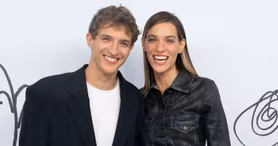 Charlotte Cardin et Aliocha Schneider: des vacances rythmées par les mots croisés