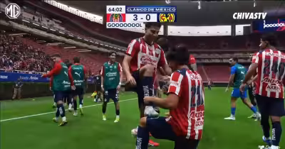 Golazos de Esteban Mendoza sellan la noche soñada de Chivas Sub-21 en Akron