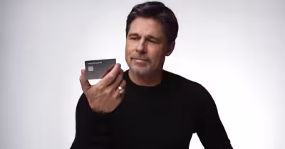 Trade Republic wirbt mit Brad Pitt gegen Geld auf dem Sparkonto
