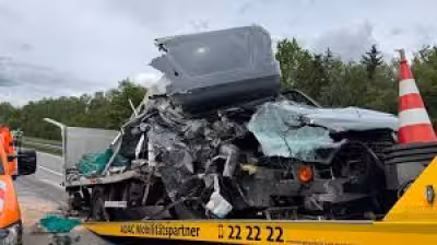 A8 bei Rosenheim: Klein-Lkw kracht in Sattelzug und löst Stau aus