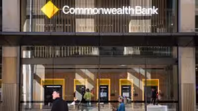 Commonwealth Bank Shares Slide as UBS Hedge Fund Desk Returns to the Trade
