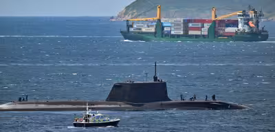 Guàrdia Civil se acerca demasiado a HMS Anson al llegar a Gibraltar