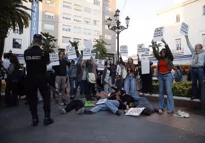 Protesta en Badajoz contra Juan Soto Ivars por su libro sobre denuncias falsas