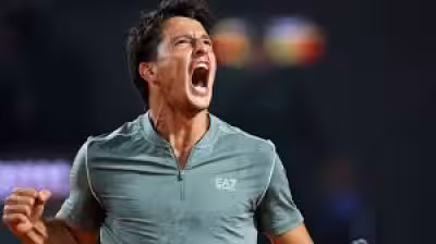 Sinner Tennis and smoke chaos in Rome as Darderi reaches semis
