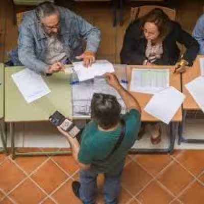 Ultimas Noticias: Andalucía cierra campaña con el PP al alza y el PSOE a la defensiva