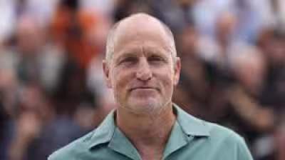 Woody Harrelson salue les manifestations françaises et vise la politique américaine