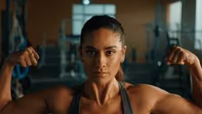 Brandon Sklenar spielt an Eiza González’ Seite in „Iron Jane“
