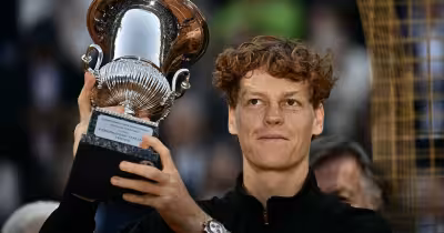 Justine Henin salue Jannik Sinner après sa série et son passage à Rome