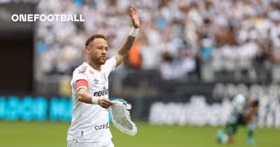 Santos : Neymar ému avec sa fille pendant l’hymne avant Coritiba