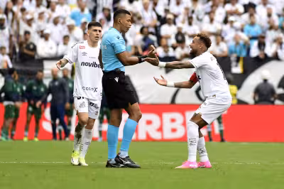 Santos Fc: Neymar entre en confusion lors d’un changement contre Coritiba