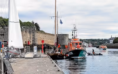Voilier en bois en difficulté au large des Glénan, remorqué vers Concarneau