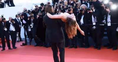 Laetitia Casta Cannes 2026 : valse improvisée avec Vincent Macaigne