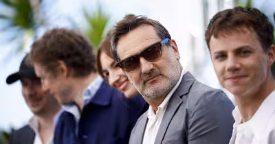 Lars Eidinger à Cannes face à une question politique sur Jean Moulin