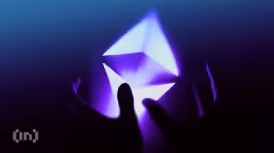 Ethereum pierde impulso mientras las salidas de ETF presionan a Bitcoin