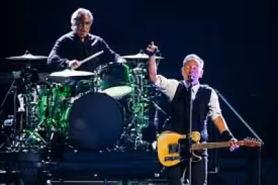Bruce Springsteen opens Pittsburgh show with fierce warning on America