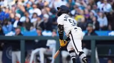 Randy Arozarena bat shatters on violent contact, sparks viral moment