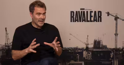 Enric Auquer salta por los tejados en ‘Ravalear’, que llega a HBO Max