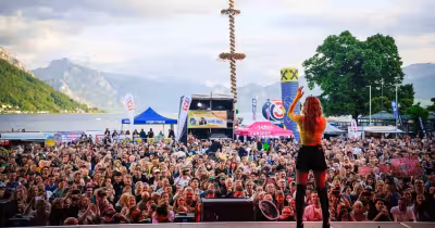 Gmunden Rockt startet mit Melissa Naschenweng am Traunseeufer