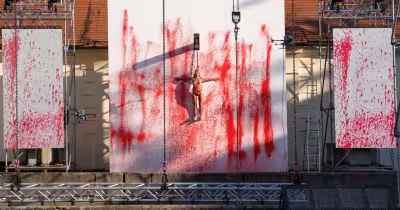 Florentina Holzinger lässt in Prinzendorf ein siebenstündiges Pfingstspiel eskalieren