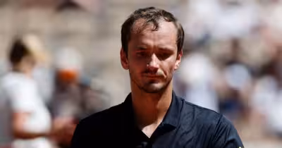 Tennis Paris: Medvedev fällt früh, Kouamé schreibt Geschichte, Tsitsipas weiter
