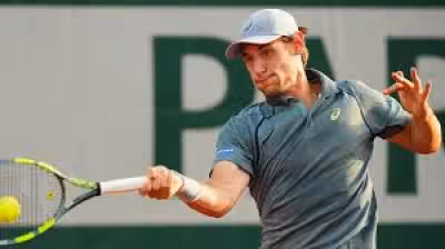Thiago Agustin Tirante battles back as Davidovich Fokina takes first set at Roland Garros