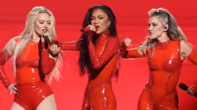 Ashley Roberts joins Nicole Scherzinger and Kimberly Wyatt for AMAs medley