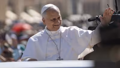 Brandon Johnson trifft Papst Leo XIV. bei Vatikanbesuch in Rom