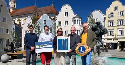 Schärding: Benefizauktion bringt 2.000 Euro für das Rote Kreuz