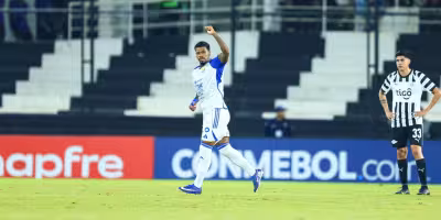 Universidad Central De Venezuela Fútbol Club schlägt in Asunción zurück