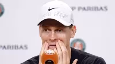 Juan Manuel Cerúndolo schlägt Jannik Sinner bei Roland Garros in fünf Sätzen