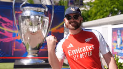 Willian Pacho and Arsenal fans wait on PSG final day photos