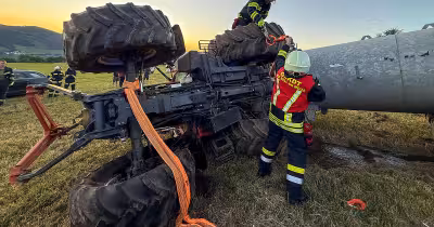 Traktor überschlägt sich in Zell Am Moos mit 5.500-Liter-Güllefass