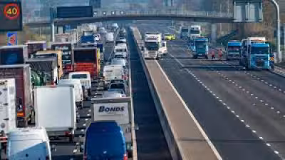 Sun News: M6 closed near Rugby after lorry overturns on barrier