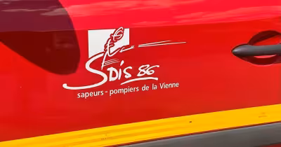 Conducteur blessé après la chute d’un camion-benne de la N147 à Migné-Auxances