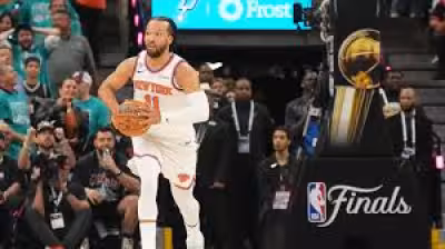 Knicks’ Jalen Brunson hurts knee in Game 1 of NBA Finals against Spurs