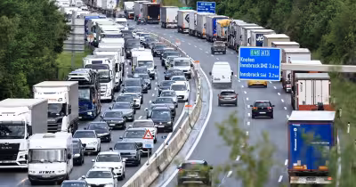 Autobahn: Kilometerlange Lkw-Kolonnen bremsen Brennerroute in Tirol aus