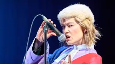 Rosamund Pike reprend un spectateur au Wyndham’s pour un texto en pleine scène