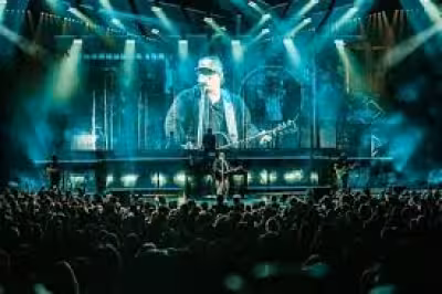 Hardy heat turns CMA Fest into a test of shade, water and patience