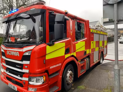 A470 shut as industrial Fire in Abercynon sends smoke over homes