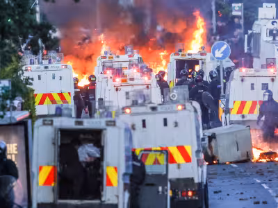 Pogrom in Belfast as police deploy water cannon on second night of unrest