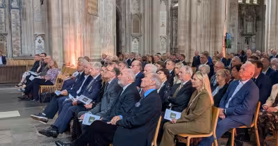 Hundreds gather at Winchester Cathedral to remember Robin Smith