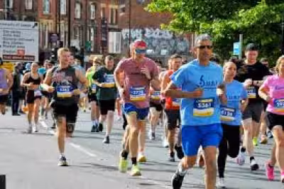Leeds 10k begins at 09:00 as runners push on for family causes