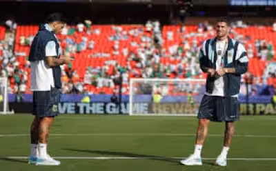 Leandro Paredes and Tapia share pre-match ritual before Argentina opener