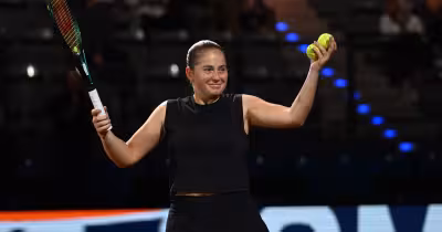 Laura Siegemund and Jelena Ostapenko clash at Wimbledon 2026 quarterfinal