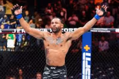 Mike Davis returns Saturday after nearly a year to face Nurullo Aliev