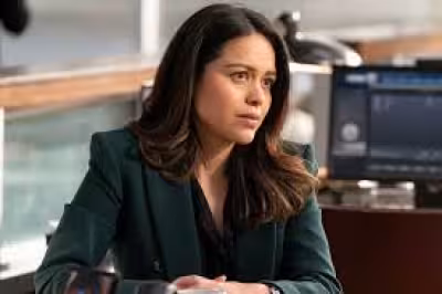 Alyssa Diaz says handwriting forced a hand double in The Rookie Season 5 scene