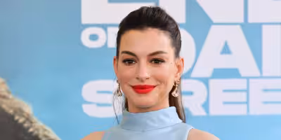 Anne Hathaway Coconut Jelly Nails debut a glossy new nude at premiere