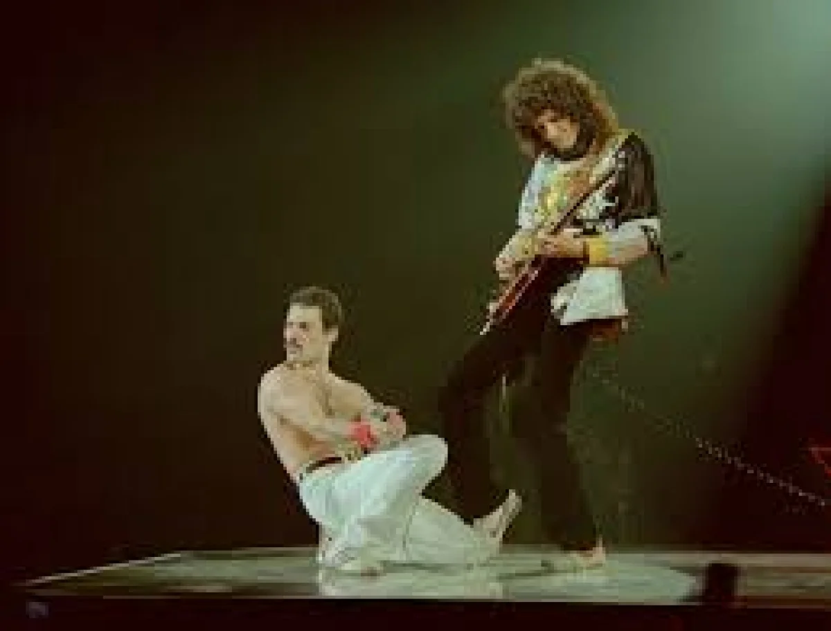 former-queen-bassist-barry-mitchell-passes-at-76-after-early-queen-run