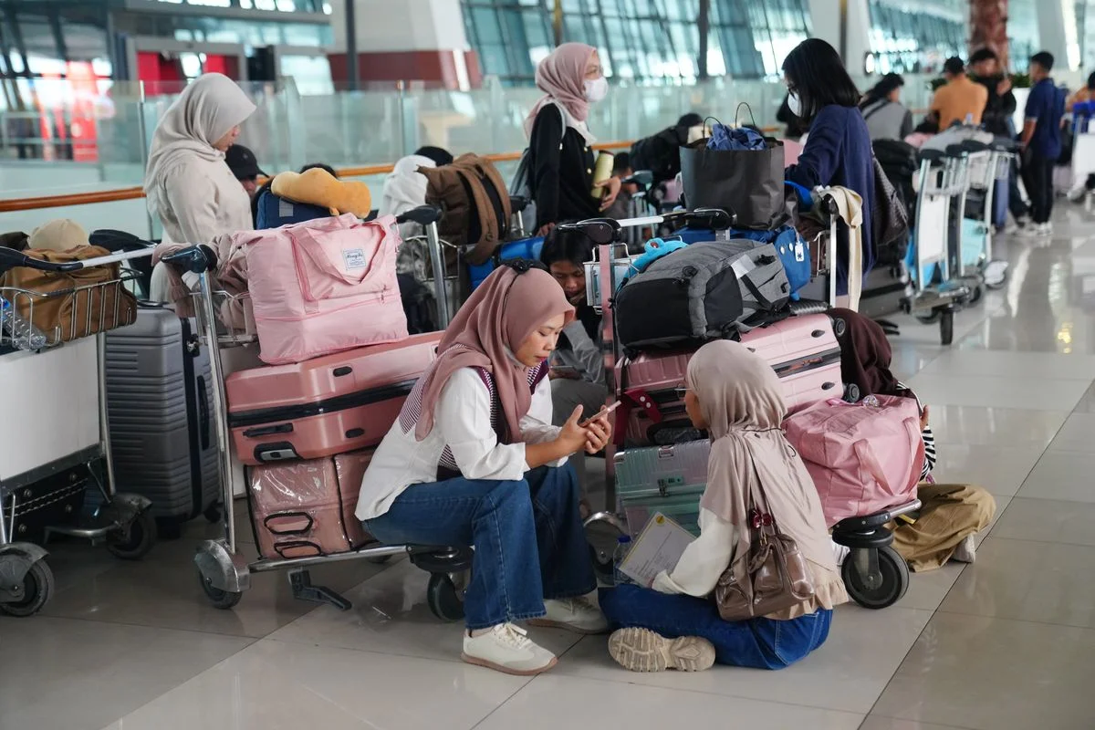 Indonesian Volcano forces reopening after two-day airport shutdown in Indonesia